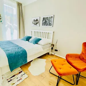  Apartment Colorful & Quiet In Beautiful Viennese Building